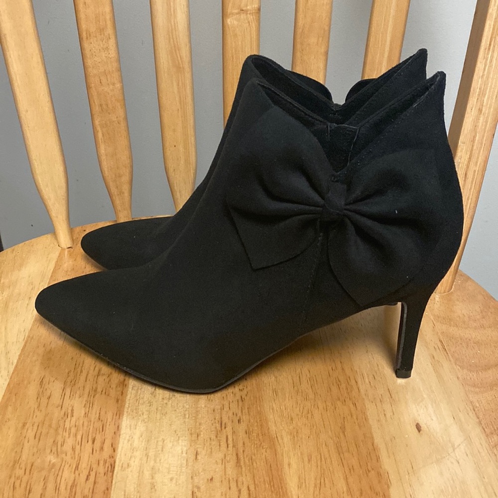 Allegra k NWOB 9.5 black bow side zip 3” heel ankle booties